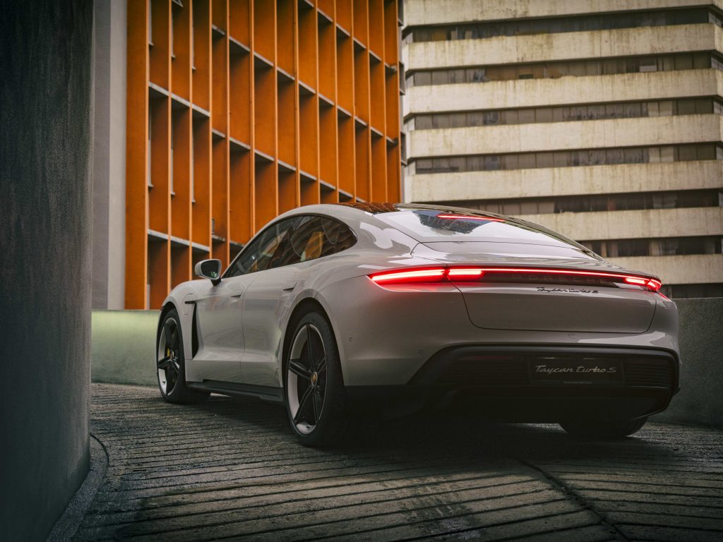 Rekayasa Struktur Suspensi Udara Adaptif dan Protokol Kontrol Kualiti Sistem Redaman Reduksi Getaran Sasis Porsche