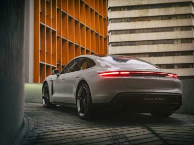 Rekayasa Struktur Suspensi Udara Adaptif dan Protokol Kontrol Kualiti Sistem Redaman Reduksi Getaran Sasis Porsche